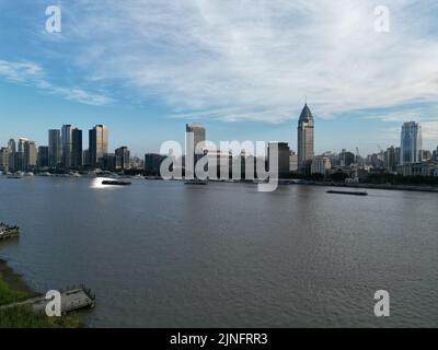 Erkunden Sie das Gebiet von Lujiazui und Huangpu, indem Sie an einem sonnigen Tag in Shanghai eine Drohne in relativ geringer Höhe fliegen Stockfoto