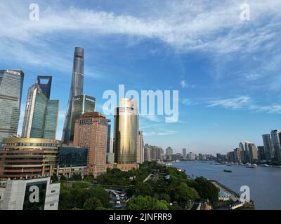 Erkunden Sie das Gebiet von Lujiazui und Huangpu, indem Sie an einem sonnigen Tag in Shanghai eine Drohne in relativ geringer Höhe fliegen Stockfoto