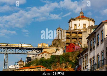 Blick von Vila Nova de Gaia auf das Kloster Mosteiro da Serra do Pilar am Douro im Zentrum von Porto, einer Stadt im Norden Portugals. Stockfoto