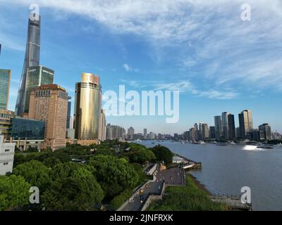 Erkunden Sie das Gebiet von Lujiazui und Huangpu, indem Sie an einem sonnigen Tag in Shanghai eine Drohne in relativ geringer Höhe fliegen Stockfoto