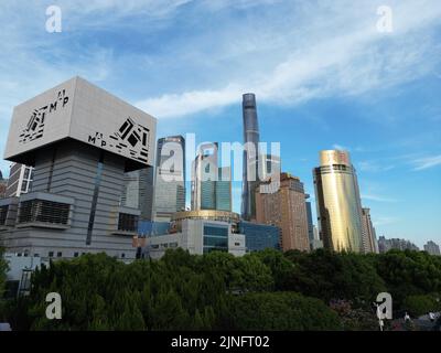 Erkunden Sie das Gebiet von Lujiazui und Huangpu, indem Sie an einem sonnigen Tag in Shanghai eine Drohne in relativ geringer Höhe fliegen Stockfoto