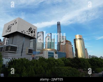 Erkunden Sie das Gebiet von Lujiazui und Huangpu, indem Sie an einem sonnigen Tag in Shanghai eine Drohne in relativ geringer Höhe fliegen Stockfoto