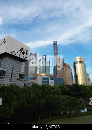 Erkunden Sie das Gebiet von Lujiazui und Huangpu, indem Sie an einem sonnigen Tag in Shanghai eine Drohne in relativ geringer Höhe fliegen Stockfoto