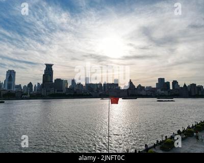 Erkunden Sie das Gebiet von Lujiazui und Huangpu, indem Sie an einem sonnigen Tag in Shanghai eine Drohne in relativ geringer Höhe fliegen Stockfoto