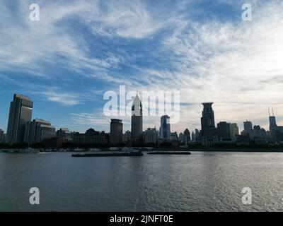 Erkunden Sie das Gebiet von Lujiazui und Huangpu, indem Sie an einem sonnigen Tag in Shanghai eine Drohne in relativ geringer Höhe fliegen Stockfoto