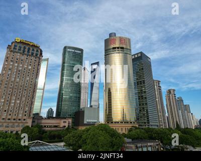 Erkunden Sie das Gebiet von Lujiazui und Huangpu, indem Sie an einem sonnigen Tag in Shanghai eine Drohne in relativ geringer Höhe fliegen Stockfoto