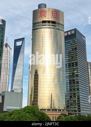 Erkunden Sie das Gebiet von Lujiazui und Huangpu, indem Sie an einem sonnigen Tag in Shanghai eine Drohne in relativ geringer Höhe fliegen Stockfoto