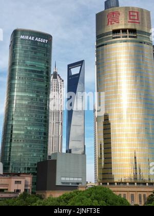 Erkunden Sie das Gebiet von Lujiazui und Huangpu, indem Sie an einem sonnigen Tag in Shanghai eine Drohne in relativ geringer Höhe fliegen Stockfoto