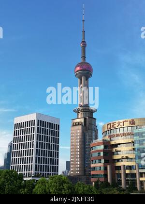 Erkunden Sie das Gebiet von Lujiazui und Huangpu, indem Sie an einem sonnigen Tag in Shanghai eine Drohne in relativ geringer Höhe fliegen Stockfoto