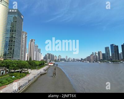 Erkunden Sie das Gebiet von Lujiazui und Huangpu, indem Sie an einem sonnigen Tag in Shanghai eine Drohne in relativ geringer Höhe fliegen Stockfoto