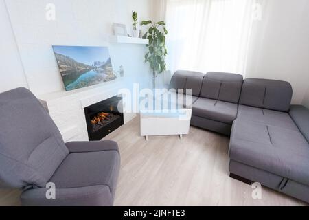 Moderne elektrische Infrarot-Heizung im Wohnzimmer Stockfoto