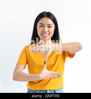 Taub stumme junge asiatische Frau weißen Hintergrund Stockfoto
