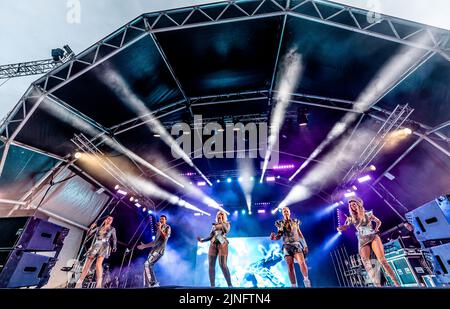 Lee Evans, Claire Richards, Lisa Scott-Lee, faye Tozer und Ian 'H' Watkins von Steps, die am 23.. Juli 2022 beim Carfest North in CHeshire auftrat. Stockfoto