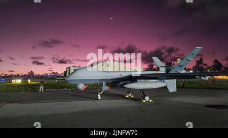 Eine US Air Force MQ-9 Reaper Drohne, die dem Test- und Evaluierungs-Squadron von 556. zugewiesen wurde, auf der Fluglinie bei Sonnenuntergang auf der Creech Air Force Base, 2. August 2022 in Indian Springs, Nevada. Der MQ-9 Reaper wurde zum ersten Mal bei der Übung Valiant Shield eingesetzt, die über Entfernungen von 9.000 über den Pazifischen Ozean fliegt. Stockfoto