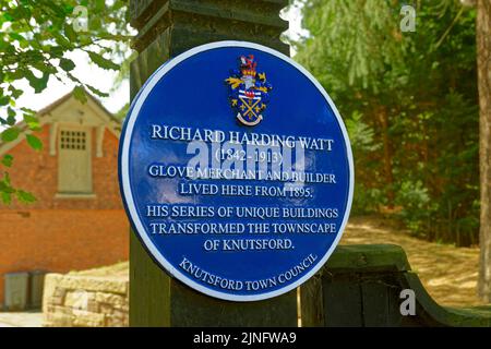 Blaue Gedenkplatte vor dem ehemaligen Wohnhaus von Richard Harding Watt, Händler, Entwickler und Unternehmer in Knutsford, Cheshire, England. Stockfoto