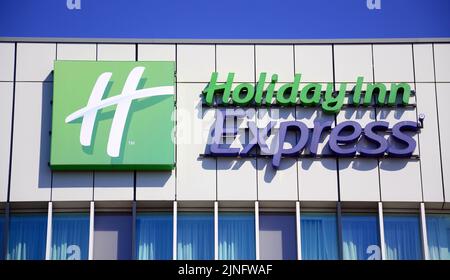 Ein Außenschild oder ein Schild oder Logo auf dem Holiday Inn Express Hotel in Stockport, Greater Manchester, Großbritannien, British Isles. Stockfoto