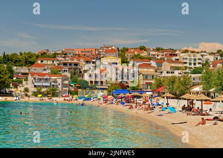 Nordstrand in Primosten an der Adriaküste Kroatiens. Stockfoto