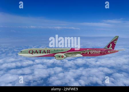 Qatar Airways Boeing 777 Flugzeuge - A7-BEB in FIFA World Cup 2022 Lackierung. Stockfoto