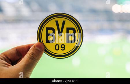 12. September 2021, Dortmund, Deutschland. Das Emblem des Fußballvereins Borussia Dortmund auf dem Hintergrund eines modernen Stadions. Stockfoto