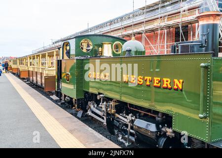 ABERYSTWYTH, WALES, Großbritannien - 06. JULI 2022: Der Dampfzug der Vale of Rheidol Railway wartet auf dem Bahnsteig Stockfoto