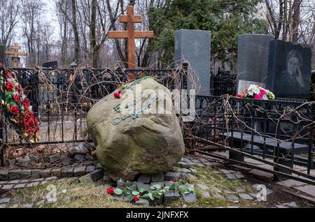 27. November 2021, Moskau, Russland. Denkmal am Grab des Dichters Burat Okudschawa auf dem Wagankowski Friedhof in Moskau. Stockfoto