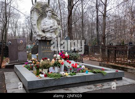 27. November 2021, Moskau, Russland. Denkmal am Grab des Dichters Sergei Jesenin auf dem Wagankowski Friedhof in Moskau. Stockfoto