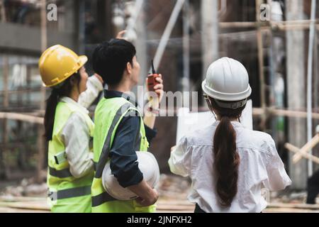 Ingenieur- und Bauleiter diskutieren Projekt-Blaudruck auf dem Tisch auf der Baustelle Stockfoto