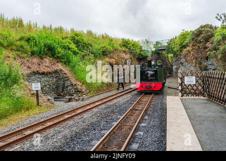 DEVIL'S BRIDGE, WALES - 06. JULI 2022: Die Dampflokomotive der Eisenbahn „The Wale of Rheidol Railway“ wartet auf dem Bahnsteig Stockfoto