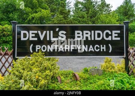 DEVIL'S BRIDGE, WALES - 06. JULI 2022: Devil's Bridge Schild auf dem Bahnsteig am Bahnhof Stockfoto