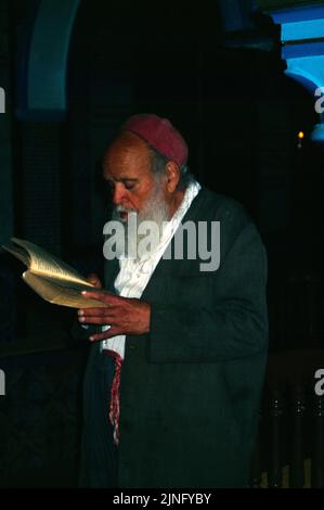 Djerba Tunesien Synagoge La Ghriba Jüdischer Mann Reading Tora Stockfoto