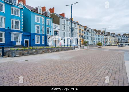 ABERYSTWYTH, WALES, Großbritannien - 06. JULI 2022: Blick auf die Strandpromenade und viktorianische Häuser und Hotels in Aberystwyth, Stockfoto