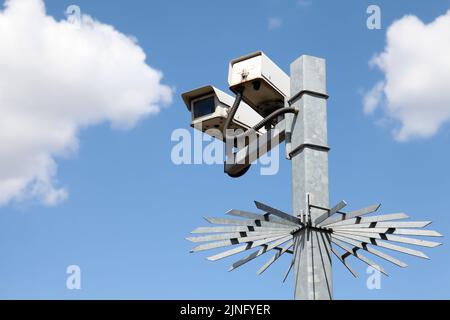 CCTV-Überwachungskameras, montiert auf Metallpfosten am Bahnhof, Clapham Junction, Großbritannien Stockfoto