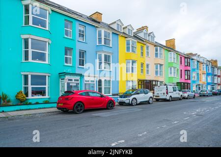 ABERYSTWYTH, WALES, Großbritannien - 06. JULI 2022: Eine Reihe farbenfroher Häuser in Aberystwyth Stockfoto