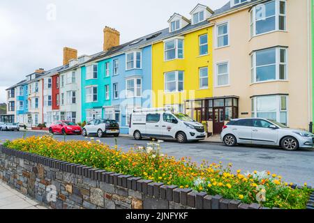 ABERYSTWYTH, WALES, Großbritannien - 06. JULI 2022: Eine Reihe farbenfroher Häuser in Aberystwyth Stockfoto