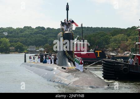 Groton, Usa. 10. August 2022. Das US-Navy-U-Boot der Virginia-Klasse, USS Indiana, kommt nach einem Einsatz mit der 6.-Flotte auf der Naval Submarine Base New London, 10. August 2022 in Groton, Connecticut, nach Homeport. Kredit: John Narewski/U.S. Marines/Alamy Live News Stockfoto