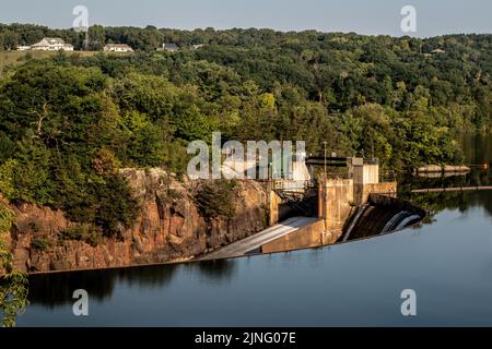 St. Croix River Wasser fließt über den Wasserkraftdamm in St. Croix Falls, Wisconsin. Stockfoto