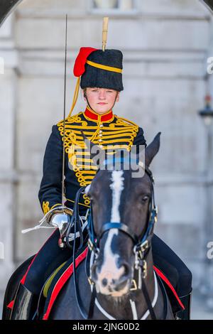 London, Großbritannien. 11. August 2022. Die Königstruppe der Königlichen Pferdeartillerie nimmt die Wache der Pferdegarde auf, die wie üblich von einer Touristenschar beobachtet wird - Reiter und Pferde bleiben trotz der Hitze ruhig. Die zweite kurze Hitzewelle des Jahres macht das Leben in Central London unangenehm. Kredit: Guy Bell/Alamy Live Nachrichten Stockfoto