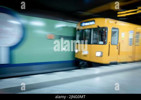 Berlin, Deutschland. 02.. Februar 2022. Eine BVG-U-Bahn kommt am 2. Februar 2022 am Bahnhof Siemensdamm in Siemensstadt in Berlin an. Kredit: dpa/Alamy Live Nachrichten Stockfoto