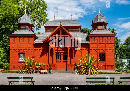 Farbenfroher altmodischer Ausstellungspavillon im Botanischen Garten Zagreb Stockfoto
