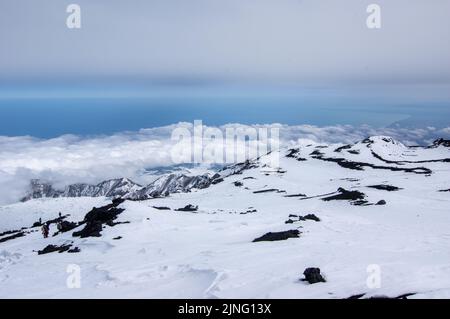 Herrliche Aussicht von oben auf den Vulkan Ätna Krater in der Stadt Catania, Sizilien Insel Sicilia, Italia Europe Stockfoto