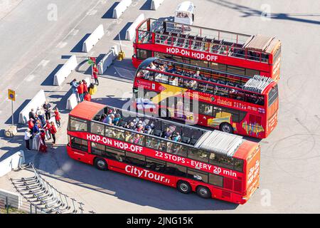Passagiere von Kreuzfahrtschiffen, die im Hafen in offene Busse steigen, um die Stadt in Helsinki, Finnland, zu erkunden Stockfoto
