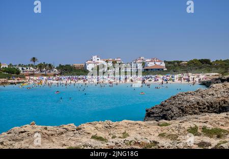 Menorca, Spanien: Cala en Bosch Strand menorca . Cami de cavalls. Schöner menorca Strand mit kleinem Hotel im Hintergrund. Weißer Sand und türkisfarbenes Wasser Stockfoto