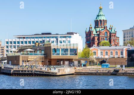 Das Allas Restauarant und die Uspenski Kathedrale in Helsinki, Finnland Stockfoto