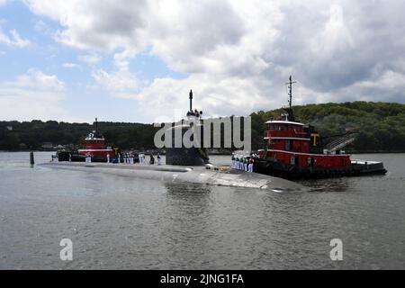 Groton, Usa. 10. August 2022. Das US-Navy-U-Boot der Virginia-Klasse, USS Indiana, kommt nach einem Einsatz mit der 6.-Flotte auf der Naval Submarine Base New London, 10. August 2022 in Groton, Connecticut, nach Homeport. Kredit: CPO Joshua Karsten/U.S. Marines/Alamy Live News Stockfoto