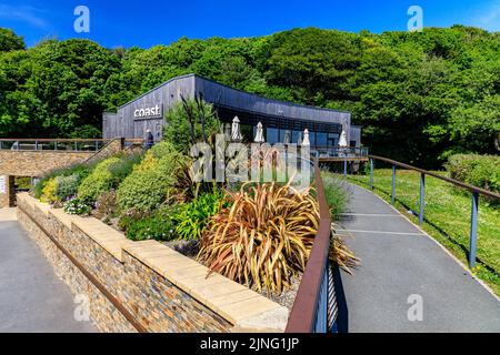 „Coast“ ist ein beliebtes Restaurant in der Coppet Hall in der Nähe von Saunderfoot, Pembrokeshire, Wales, Großbritannien Stockfoto