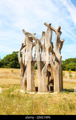 „Witness“-Baumskulptur von John Merrill, WW1 Gedenkstatue, Langley Vale Centenary Wood, Epsom, Surrey, England, UK, Juli 2022 Stockfoto