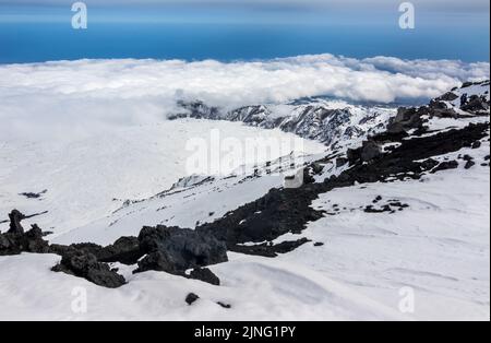 Herrliche Aussicht von oben auf den Vulkan Ätna Krater in der Stadt Catania, Sizilien Insel Sicilia, Italia Europe Stockfoto