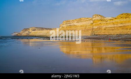 Eine schöne Landschaft von einer Klippe mit Wasserspiegelung Stockfoto