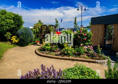 Saundersfoot verfügt über einen sensorischen Garten mit farbenfrohen, fühlbaren oder parfümierten Pflanzen vor dem Hean Castle Hotel, Pembrokeshire, Wales, Großbritannien Stockfoto