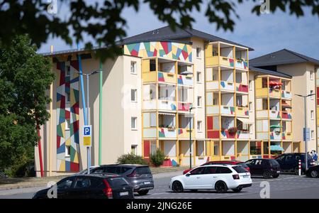 11. August 2022, Sachsen, Stollberg: Wohnblocks aus DDR-Zeiten im Wohngebiet Albrecht Dürer in Stollberg wurden bunt und freundlich überarbeitet. Die rund 11.500 Einwohner zählende Stadt Stollberg, die an der Autobahn 72 liegt, kann auf eine Reihe von Beispielen verweisen, wie Millionen von Bundes- und Landesmitteln für den Bau neuer oder für die Renovierung alter Gebäude verwendet wurden, Die jetzt neu genutzt werden. Seit Anfang des Jahres 1990s wurden rund 6,2 Milliarden Euro von Bund und Ländern in die Stadtumgestaltung der sächsischen Städte investiert. P Stockfoto